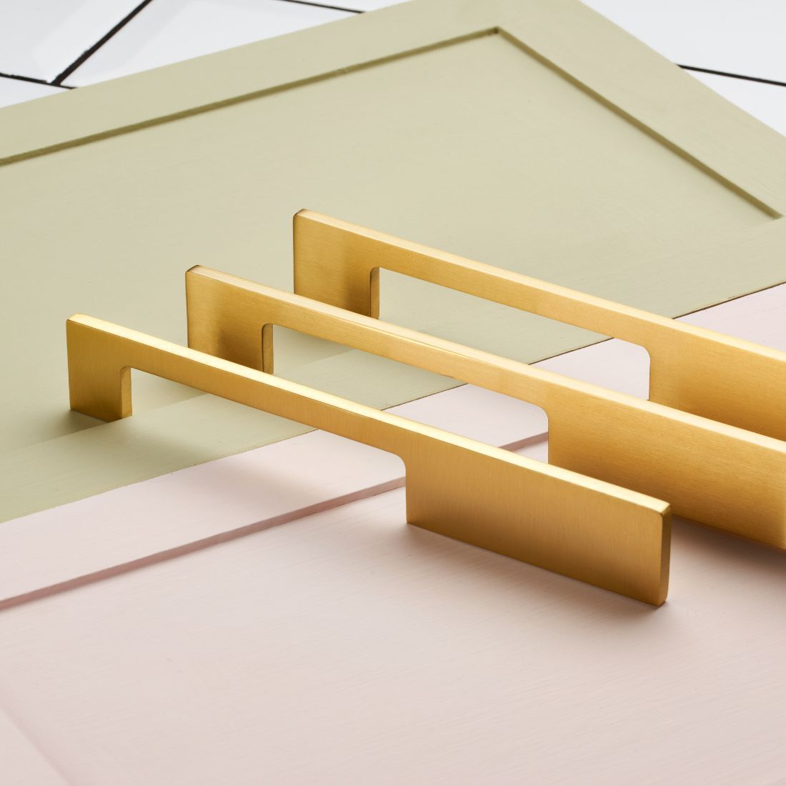 Moderne, schlanke, goldfarbene Schrank- und Schubladengriffe aus massivem Messing