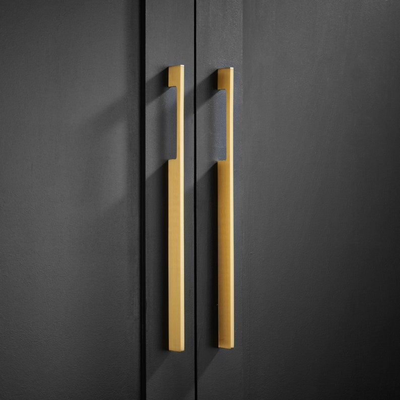Moderne, schlanke, goldfarbene Schrank- und Schubladengriffe aus massivem Messing