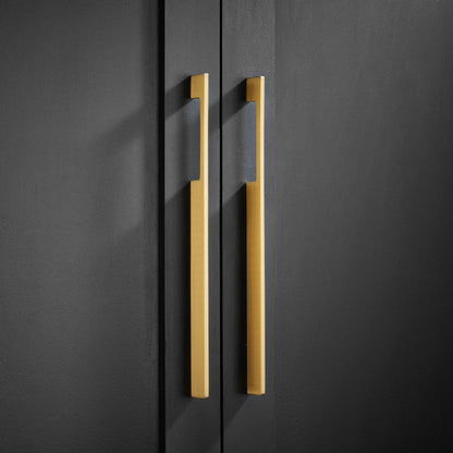 Moderne, schlanke, goldfarbene Schrank- und Schubladengriffe aus massivem Messing